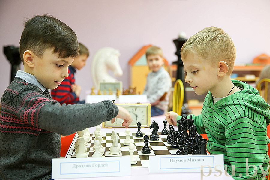 Юные шахматисты в комнате соревнований