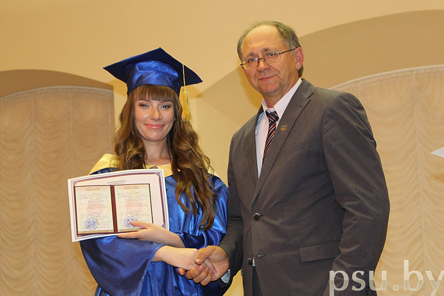 Вручение диплома ректором ПГУ Лазовским Д.Н. Вручение диплома