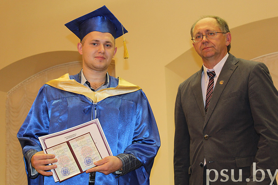 Вручение диплома ректором университета Лазовским Д.Н. Вручение диплома