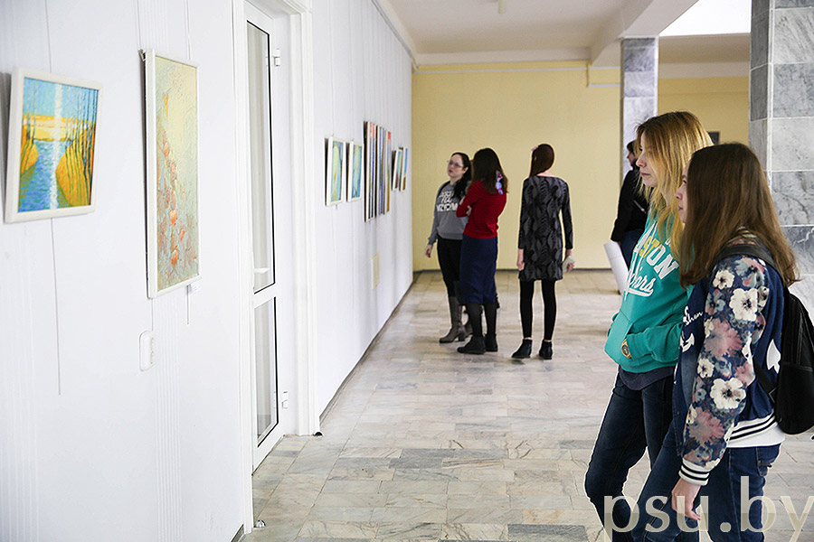 Посетители выставки в зале Научной библиотеки ПГУ