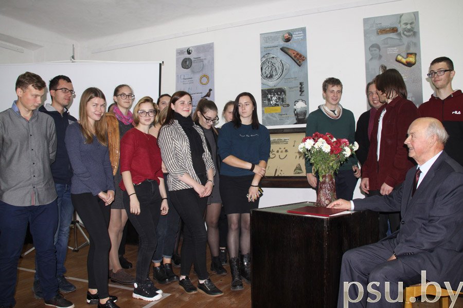 Эрнст Міхайлавіч са студэнтамі Эрнст Міхайлавіч са студэнтамі