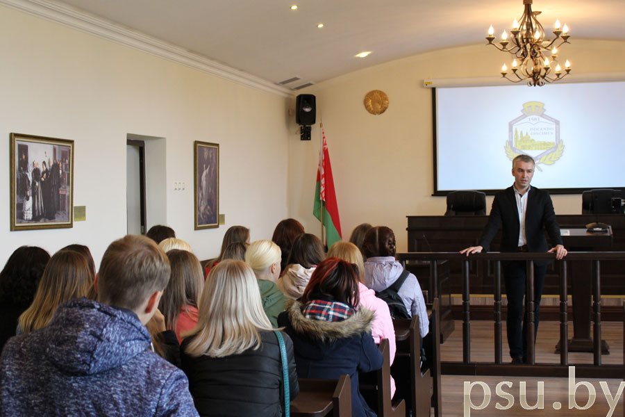 А.Л. Радюк с абитуриентами и их родителями А.Л. Радюк