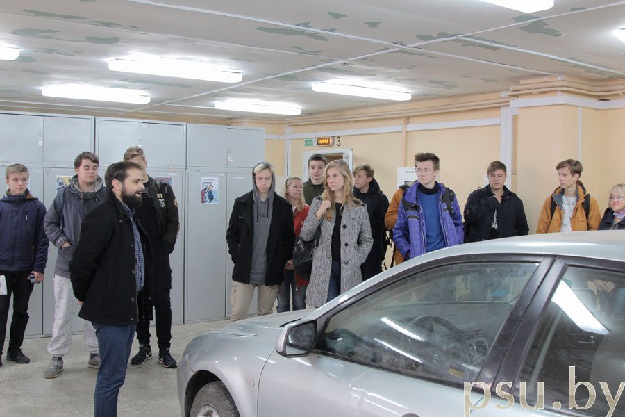 Абитуриенты на МТФ в учебных лабораториях Абитуриенты на МТФ