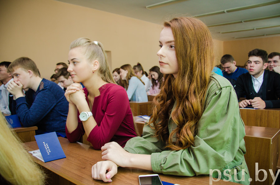 Первокурсники на вручении студенческих билетов Первокурсники на вручении студенческих билетов