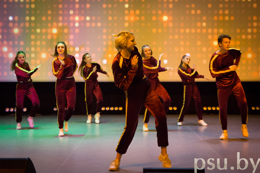 Участники «TORYDANCE» в танце «TORYDANCE»