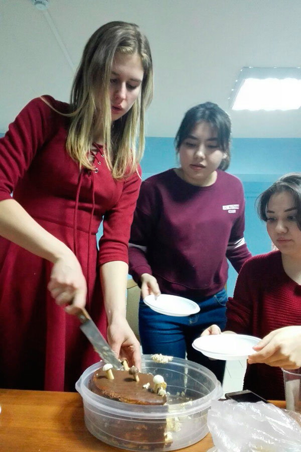 Дарья Потуремская, студентка гр. 16-ЭП угостила всех присутствующих собственноручно испеченным тортом Дарья Потуремская, студентка гр. 16-ЭП