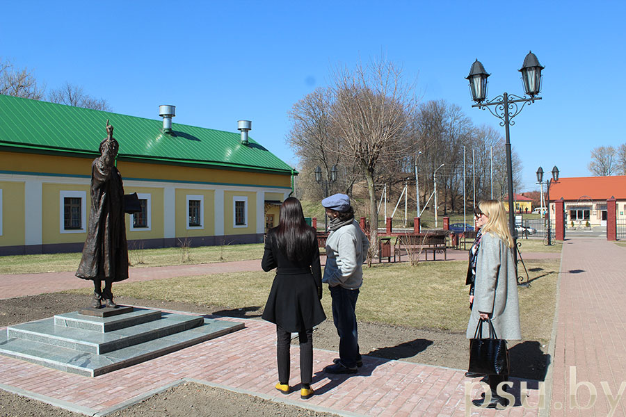 Роберт Экхарт с памятником профессору Роберт Экхарт с памятником профессору