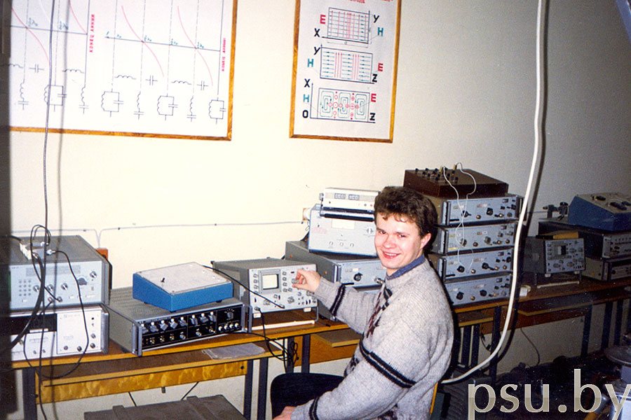 Третьекурсник Дмитрий Антонович в лаборатории Виктора Францевича Янушкевича Третьекурсник Дмитрий Антонович