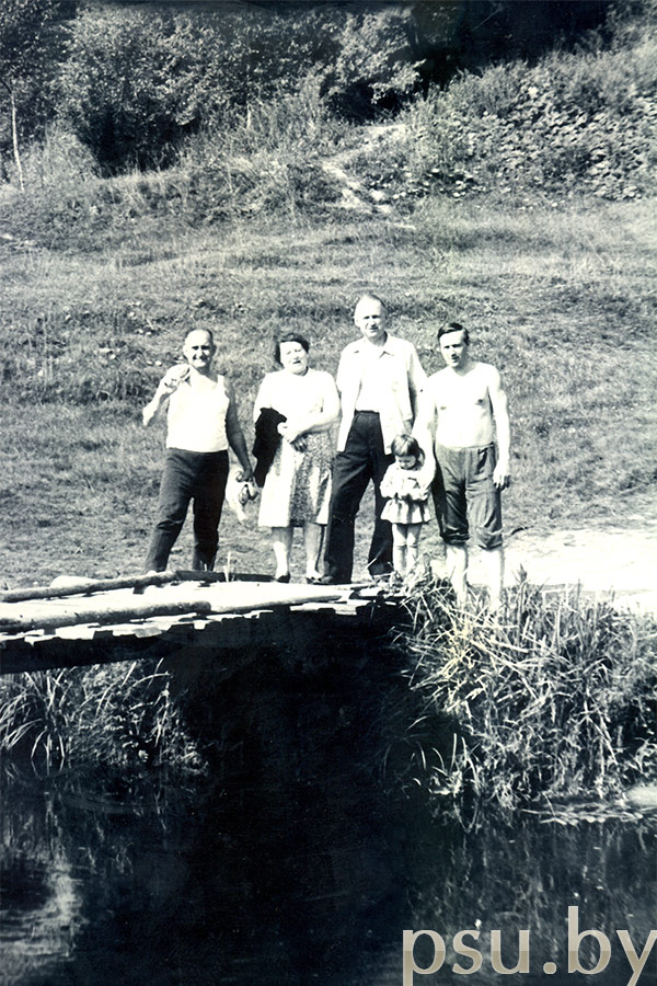 А. А. Гугнин в полоцком раю с родителями, дядей и маленькой дочкой