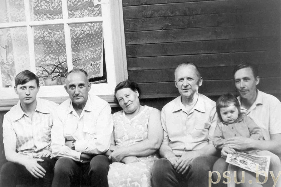 А. А. Гугнин с семьей у родного дома