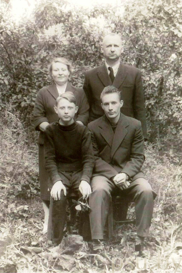 А. А. Гугнин с семьей 1961 год А. А. Гугнин с семьей 1961 год