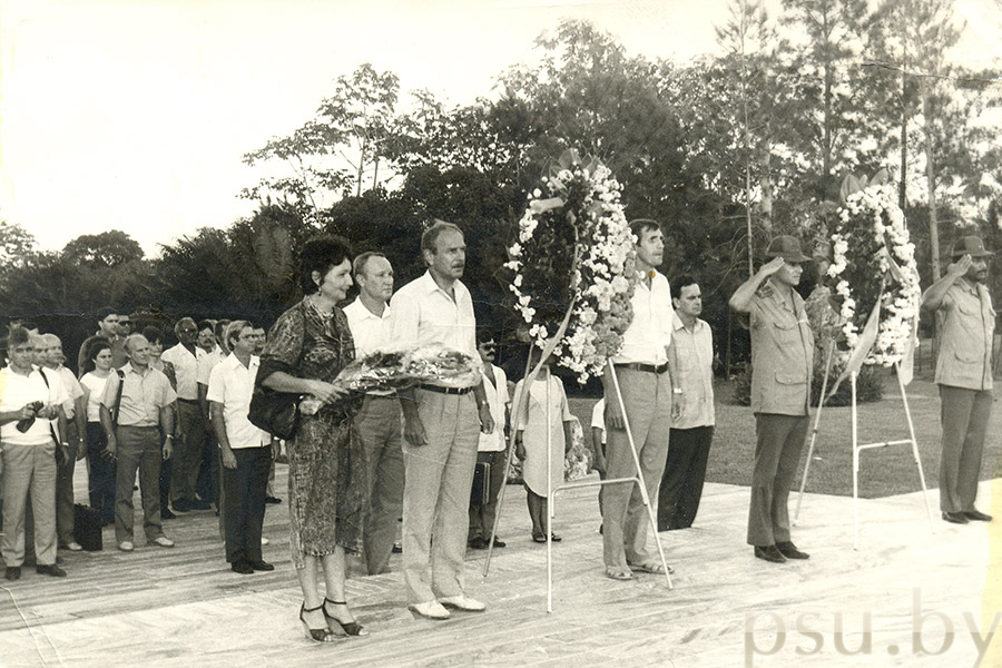 Возложение цветов к памятнику Ленина. Куба, 1988 года Возложение цветов к памятнику Ленина 1988
