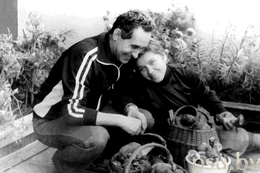 М. М. Шлеймович с женой после сбора грибов