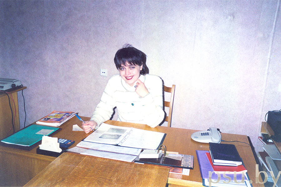 Заведующая библиотекой им. Я.Колас, 2002 год Заведующая библиотекой им. Я.Колас, 2002 год