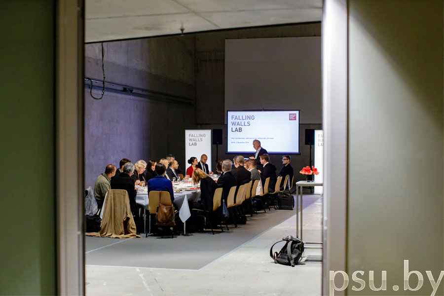 Falling Walls Circle в форме круглого стола Falling Walls Circle