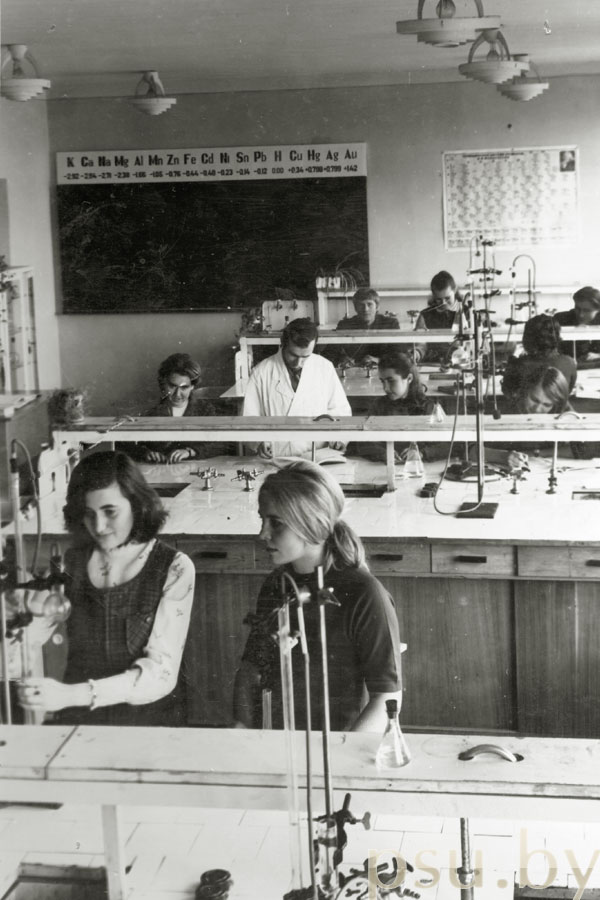 В лаборатории органической химии НПИ, конец 1970-х гг. Лаборатория органической химии НПИ