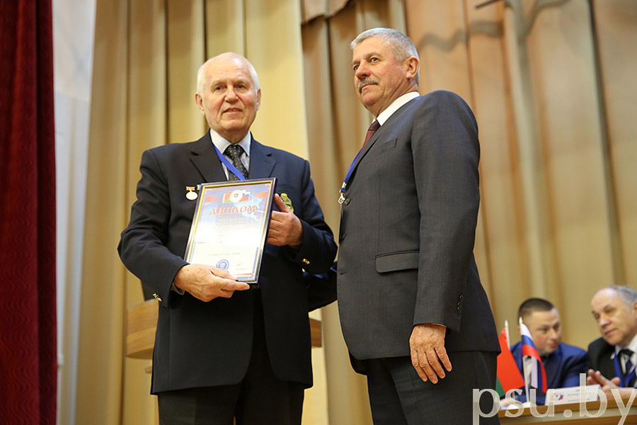 Вручение диплома Вручение диплома