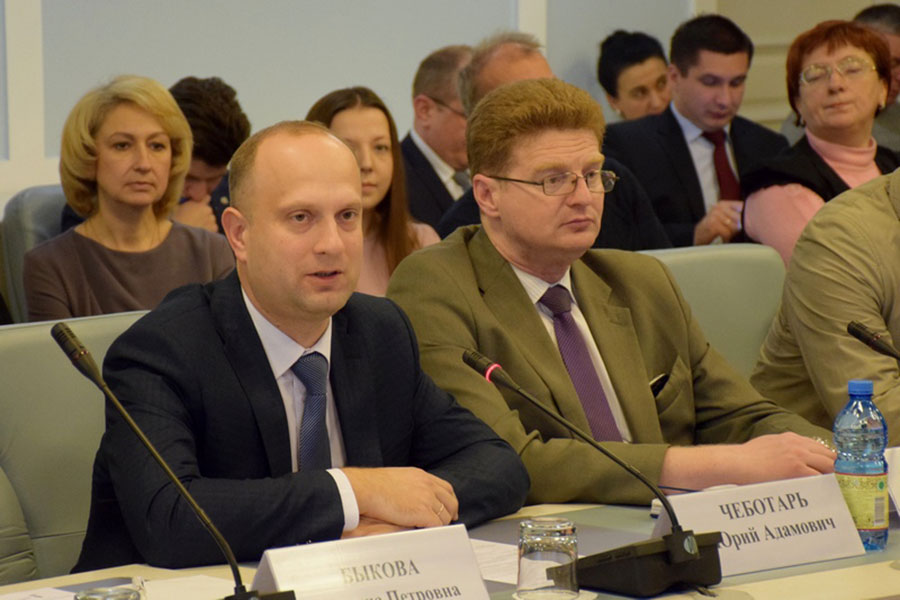 Заместитель Министра экономики РБ Юрий Адамович Чеботарь и начальник управления экономики и инновационной деятельности Министерства экономики РБ Дмитрий Марьянович Крупский Дмитрий Марьянович Крупский