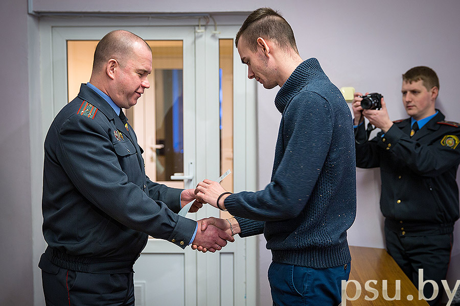 Начальник Новополоцкого ГОВД В.В. Дубровский вручает сертификаты о прохождении обучающих курсов Начальник Новополоцкого ГОВД В.В. Дубровский вручает сертификаты о прохождении обучающих курсов