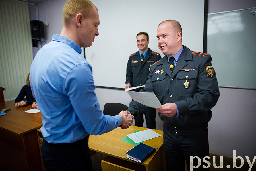 Начальник Новополоцкого ГОВД В.В. Дубровский вручает сертификаты о прохождении обучающих курсов