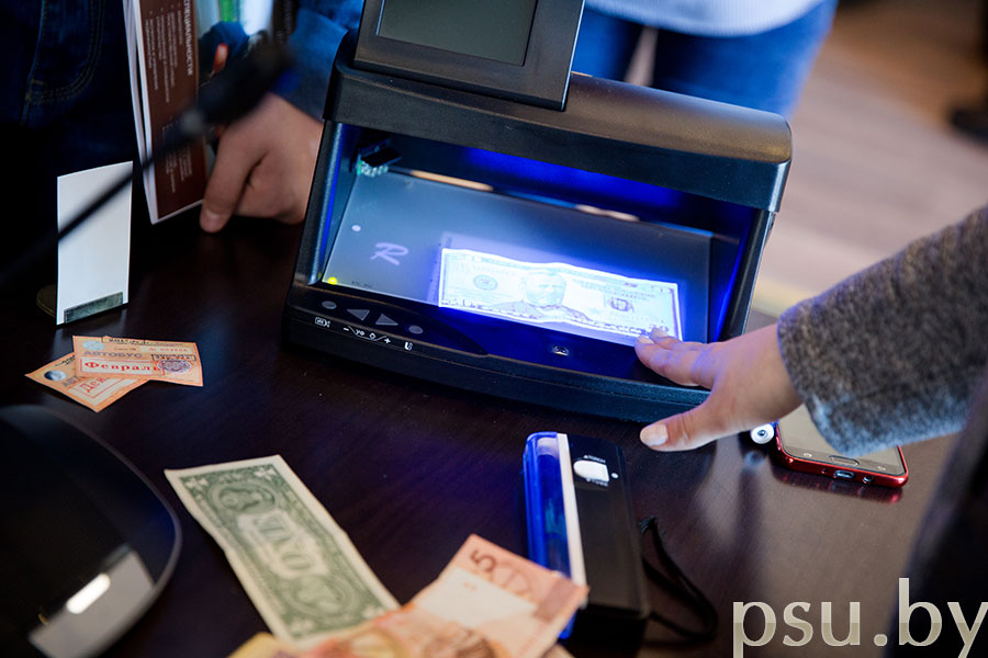 The demonstration of detecting counterfeit money Detecting counterfeit money
