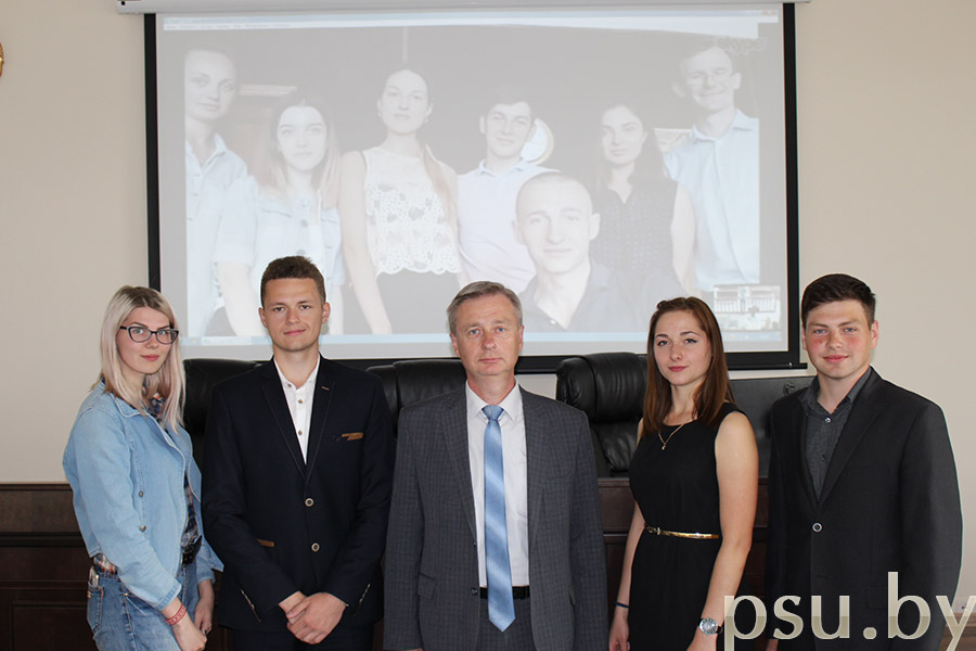 V. Bogonenko with students V. Bogonenko with students