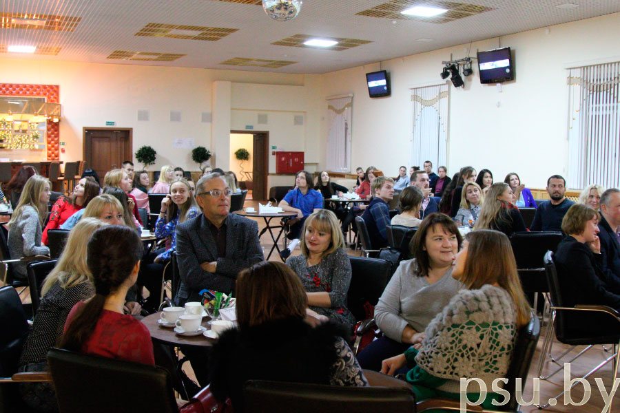 Студенты и преподаватели ГФ во время конкурсно-развлекательной программы «Караоке-батл» Студенты и преподаватели ГФ во время конкурсно-развлекательной программы «Караоке-батл»