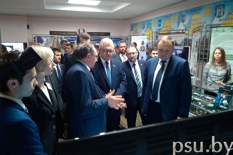 Экспозицию университета открыл ректор университета Д.Н. Лазовский Открытие экспозиции