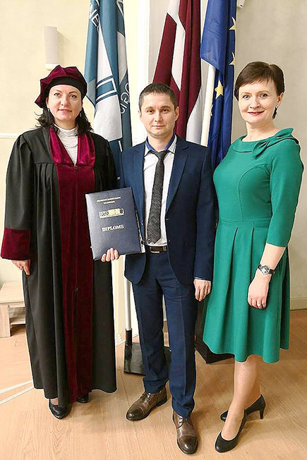 Вручение дипломов об окончании магистратуры европейского образца