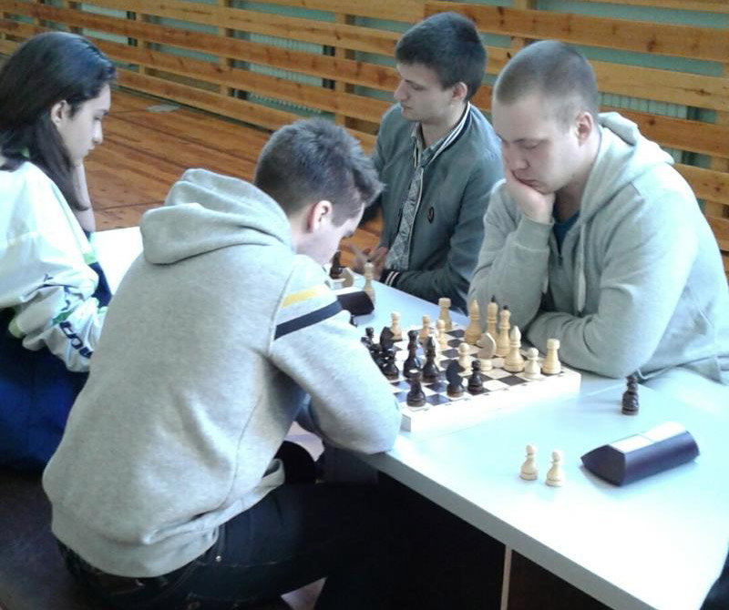 Студенты ПГУ за игрой в шахматы За игрой в шахматы