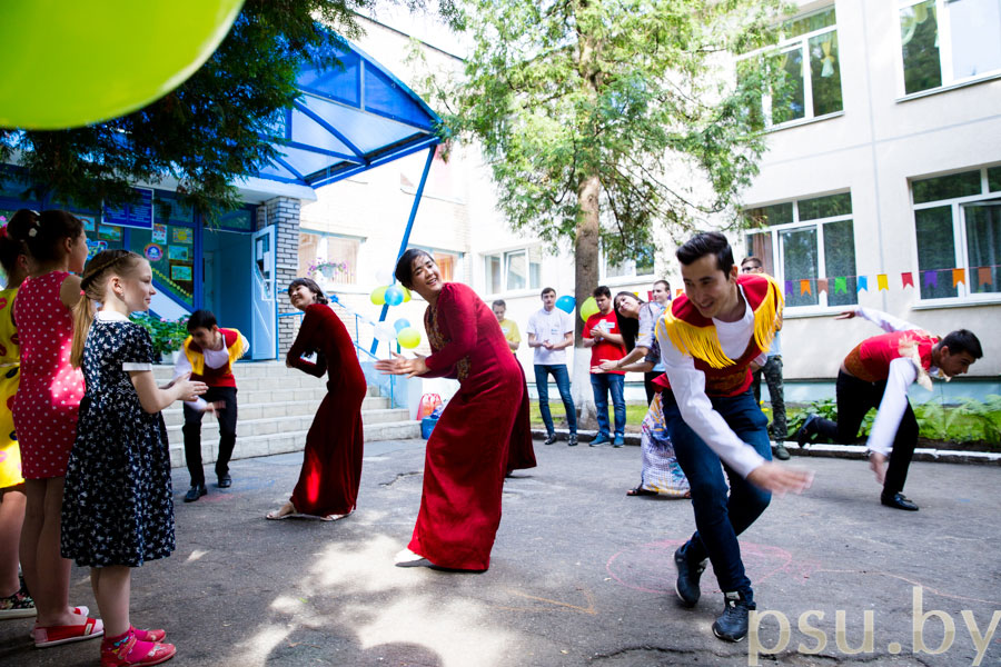 Танец студентов из Туркменистана