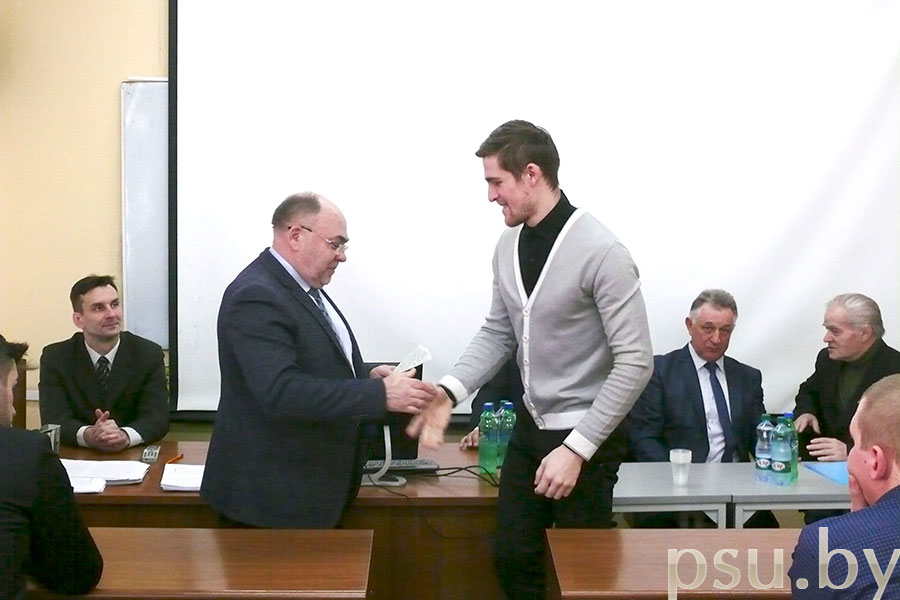 Вручение удостоверения токаря второго разряда Вручение удостоверения токаря