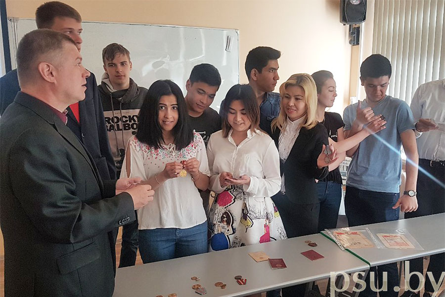 Демонстрация наград Валентина Панкратьевича Лобатого – ветерана ВОВ Демонстрация наград