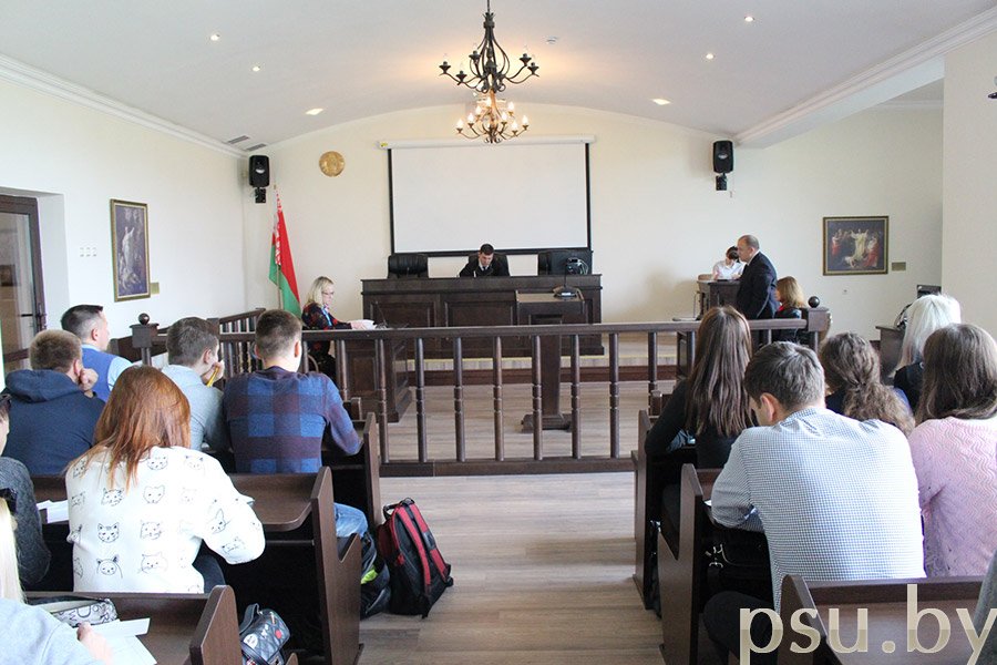 Студенты на выезном заседании Студенты на выезном заседании