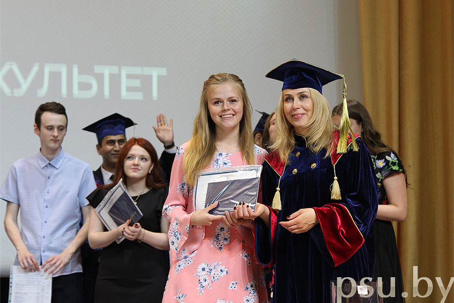 Graduates of the Faculty of Finance and Economics fef 1