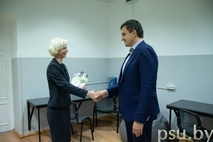 Вручение подарка для факультета Вручение подарка