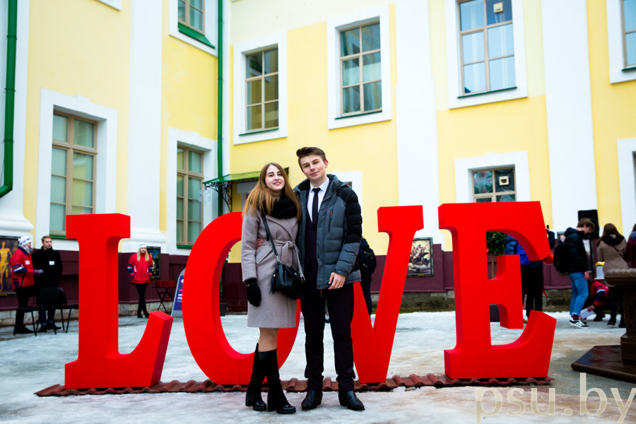 Фотография на фоне букв «I love PSU» Фотография на фоне букв I love PSU