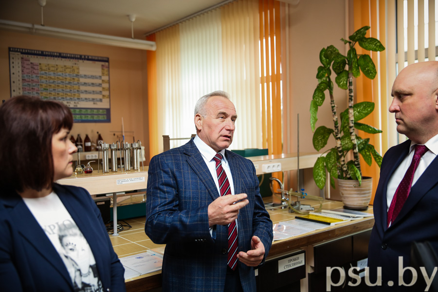 Николай Николаевич Шерстнев в лаборатории Николай Николаевич Шерстнев в лаборатории
