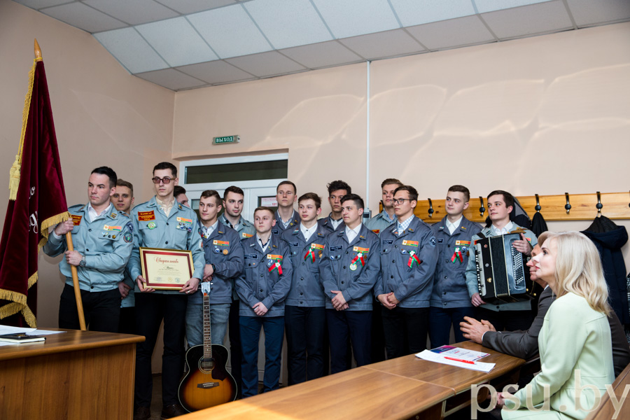 Переходящее знамя лучшему студенческому отряду Переходящее знамя лучшему студенческому отряду