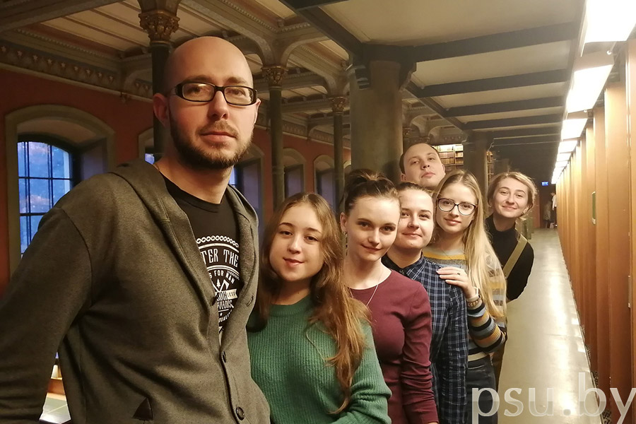 Яўген Папакуль са студэнтамі гуманітарнага факультэту Яўген Папакуль са студэнтамі
