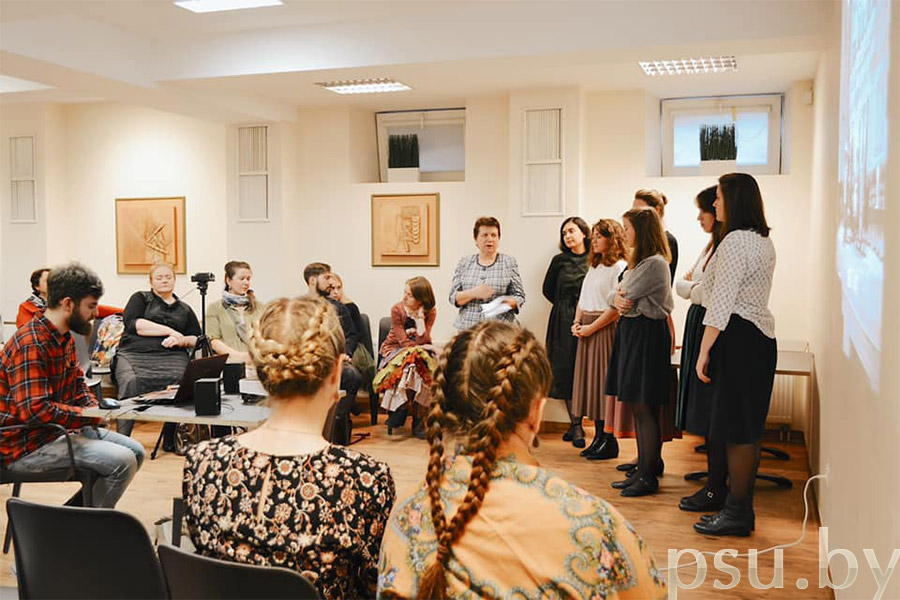 Майстар-клас праводзіць Галіна Уладзіміраўна Лабкова, загадчыца кафедры этнамузыкалогіі Санкт-Пецярбургскай кансерваторыі Майстар-клас Галіны Уладзіміраўны Лабковай
