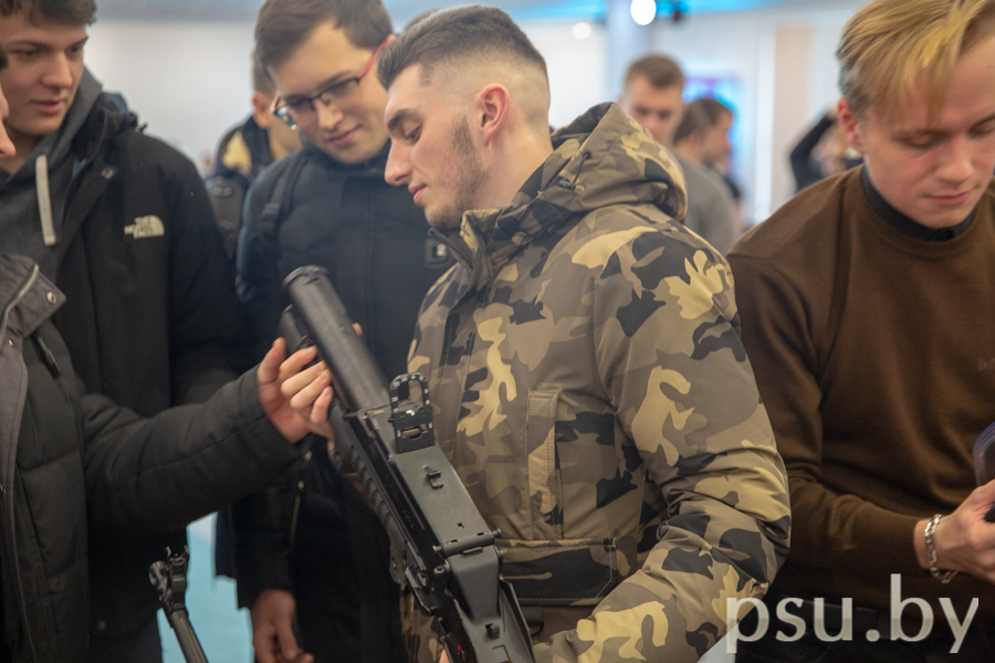 Возможность взять в руки настоящее оружие Возможность взять в руки