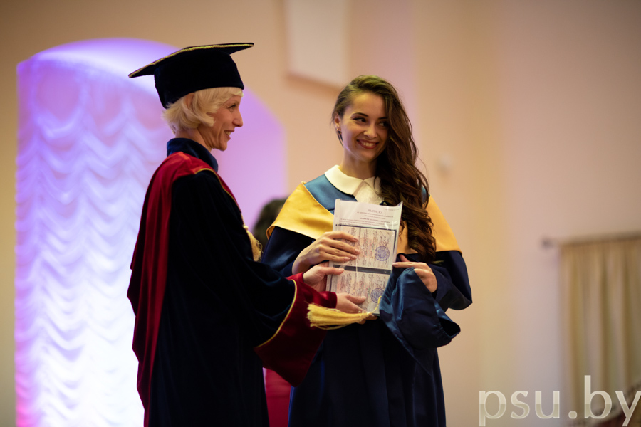 Вручение диплома выпускнице ФИТ Вручение диплома