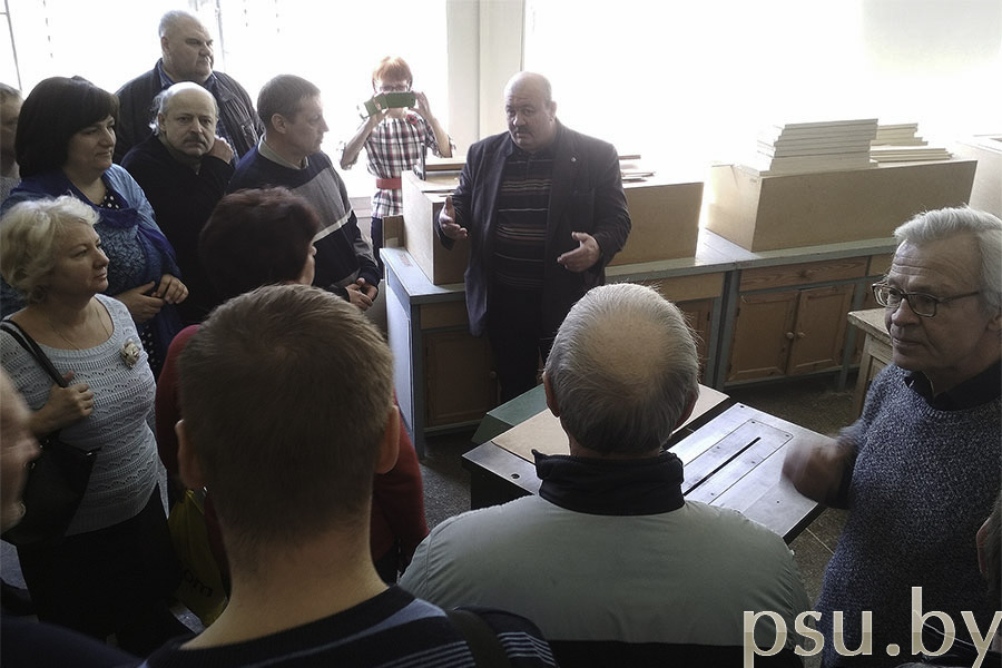 Андрей Юрьевич Худяков проводит экскурсию по лабораториям кафедры А.Ю. Худяков проводит экскурсию по лабораториям