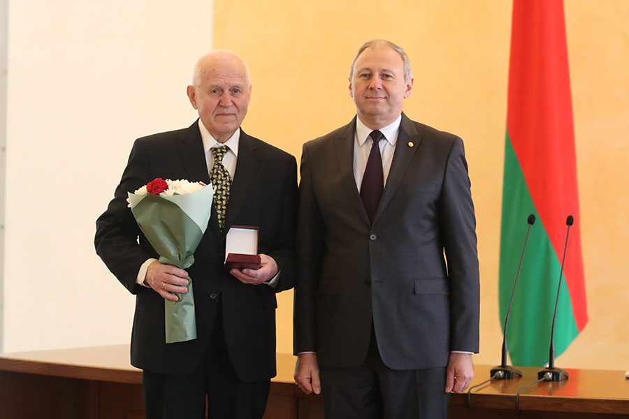 Awarding of the Francysk Skaryna Medal to Vladimir Zheleznyak Awarding of the Francysk Skaryna Medal to Vladimir Zheleznyak