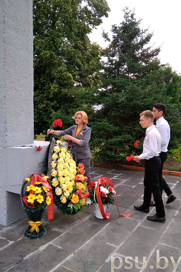 В митинге приняли участие Галина Вячеславовна Полякова и представители студенческого актива университета Галина Вячеславовна Полякова