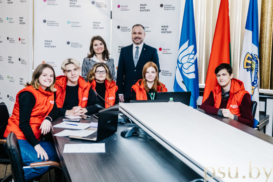 Студенты гуманитарного факультета с преподавателями Студенты гуманитарного факультета с преподавателями