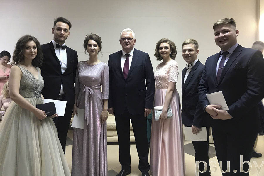 Министр образования Республики Беларусь И.В. Карпенко с выпускниками ПГУ 2020 Карпенко И.В. с выпускниками ПГУ 2020
