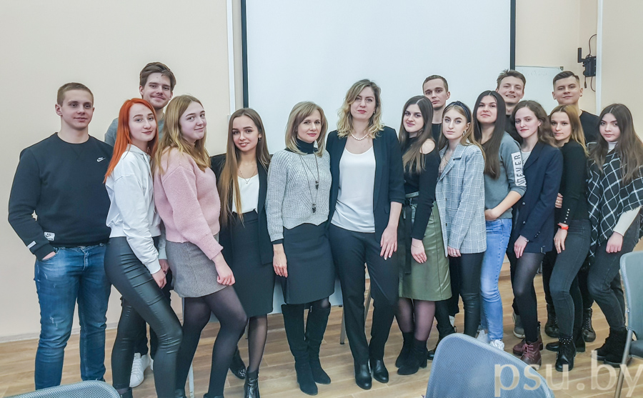 Е.С. Степанова, Н.А. Бесецкая и студенты юрфака Е.С. Степанова, Н.А. Бесецкая и студенты юрфака