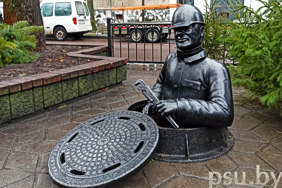 Сантехник Афоня на аллее кованых фонарей Сантехник Афоня